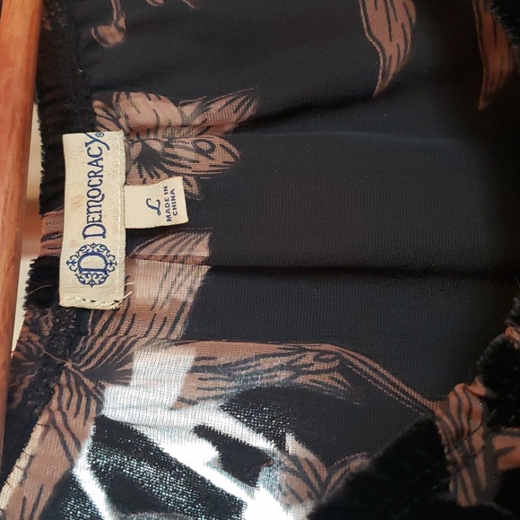 NWOT. Democracy Floral Velvet Burnout Blouse. Black/Tan. Large. - Picture 6 of 9